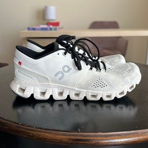 On cloud running shoes. Worn only 5-10 times!